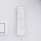 Stort badeværelse inspiration i nordisk stil med badeværelsesmøbler i lys blå farve og træbordplade med elegant bordstående håndvask, sildebensgulv i træ, der skaber en lys og klassisk stil