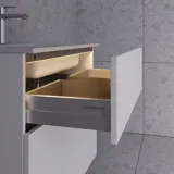 Lille badeværelse inspiration i klassisk stil med vaskeskab samt overskab i olivengrøn, smukt firkantet spejl, sildebensgulv samt tapet giver et luksuriøst og raffineret udtryk.