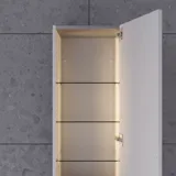 Stort badeværelse inspiration i nordisk stil med badeværelsesmøbler i lys blå farve og træbordplade med elegant bordstående håndvask, sildebensgulv i træ, der skaber en lys og klassisk stil