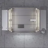 Lille badeværelse inspiration med lille vaskeskab i specialfarve med integreret greb, spejlskab med lamper, dekorationsspejl med tonet glashylde, hvide sildebensfliser på væggen giver et stilrent og klassisk udtryk.