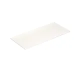Badeværelse med skrå loft inspiration, beige badeværelsesmøbler med rifler, elegant bordplade samt firkantet bordstående håndvask, smukt firkantet spejl med stilfulde hylder, blå vægge, store vinduer og sort sildebensgulv giver et lyst og urban udtryk.