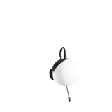 Badeværelse med skrå vægge inspiration, med badeværelsesmøbler i lilla med elegante rammefronter, flot ovalt spejl med lampe, smuk og praktisk hylde, samt lillamalet væg og gråt sildebensgulv, der giver et elegant og moderne udtryk.