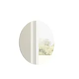 Stort badeværelse inspiration med badeværelsesmøbler i blå specialfarve med rifler, tynd elegant håndvask samt smukke runde spejle, røde vægge samt terrazzogulv skaber en stor kontrast til møblerne, og giver et stilet og urban udtryk.