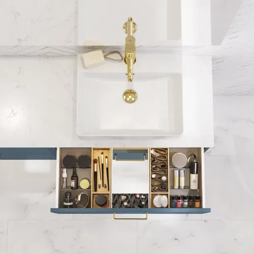 Badeværelse inspiration med badeværelsesmøbler i moderne blå farve, elegant bordstående vask og stort firkantet spejl med lys, hvide sildebensfliser giver et stilfuldt og klassisk udtryk