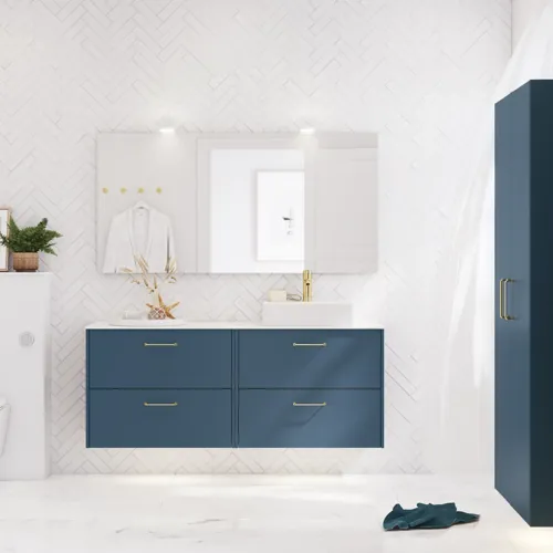 Badeværelse inspiration med badeværelsesmøbler i moderne blå farve, elegant bordstående vask og stort firkantet spejl med lys, hvide sildebensfliser giver et stilfuldt og klassisk udtryk