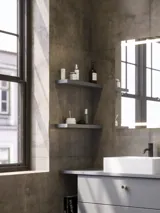 Badeværelse inspiration med skrå vægge inspiration, gråt vaskeskab og overskab, specialmål bordplader, moderne firkantet bordstående vask, firkantet spejl med lys, rå beton vægge og gulve giver et urban udtryk