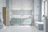 Stort badeværelse inspiration med badeværelsesmøbler i lys blå farve med sider i lys træ, elegante spejlskabe, minimalistiske sorte støtteben og greb, dobbelt badeværelsessæt samt store hvide marmorfliser giver et klassisk, moderne og symmetrisk look