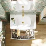 Badeværelse inspiration med grønne møbler i specialfarve med sider i natur eg, elegante riller, stilfuld bordplade med romantisk oval håndvask, smukt ovalt spejl og blomstret tapet giver et yndefuldt, vintage retro udtryk.