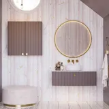 Badeværelse inspiration, vaskeskab og overskabe i lilla specialfarve med elegante riller, tynd stilfuld bordplade med bordstående håndvask, stort smukt spejl med messing kant, fliser og vægge i lilla nuancer giver et romantisk og feminint udtryk
