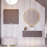 Badeværelse inspiration, vaskeskab og overskabe i lilla specialfarve med elegante riller, tynd stilfuld bordplade med bordstående håndvask, stort smukt spejl med messing kant, fliser og vægge i lilla nuancer giver et romantisk og feminint udtryk