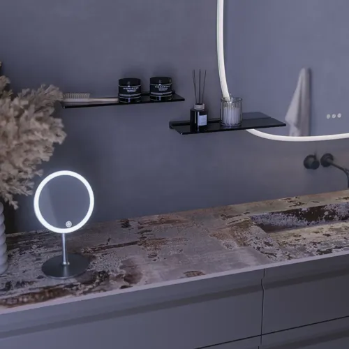 Stort badeværelse inspiration med grå vaskeskab med integreret greb, stilfuld sidestillet håndvask, firkantet spejl med afrundede hjørner, vægge i beton look samt rå materialer giver et urban udtryk