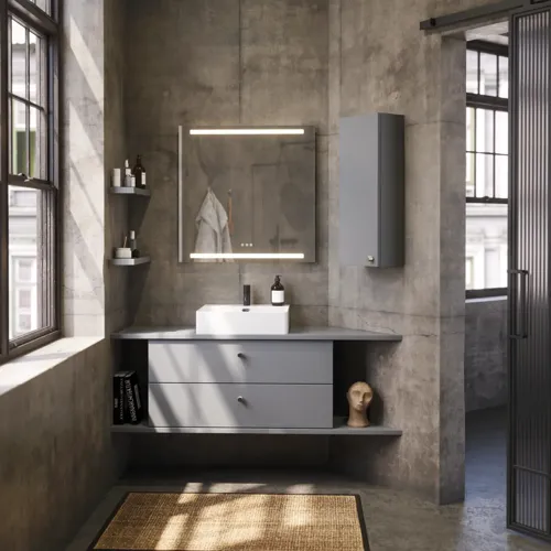 Badeværelse inspiration med skrå vægge inspiration, gråt vaskeskab og overskab, specialmål bordplader, moderne firkantet bordstående vask, firkantet spejl med lys, rå beton vægge og gulve giver et urban udtryk