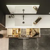 Stort badeværelse inspiration med vaskeskabe og trælameller i brun eg, fritstående badekar, og firkantede spejle med lys, elegant dobbelthåndvask giver et moderne og symmetrisk look