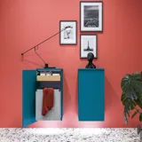 Stort badeværelse inspiration med badeværelsesmøbler i blå specialfarve med rifler, tynd elegant håndvask samt smukke runde spejle, røde vægge samt terrazzogulv skaber en stor kontrast til møblerne, og giver et stilet og urban udtryk.