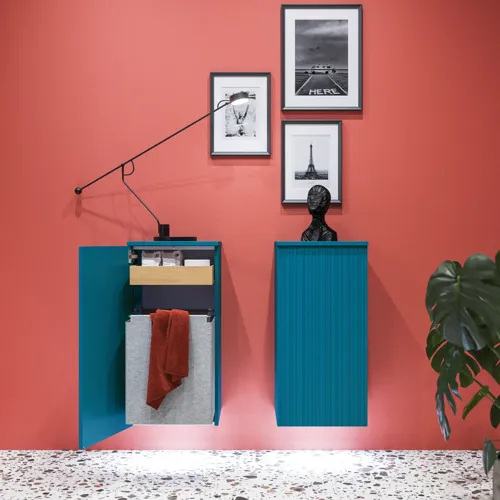 Stort badeværelse inspiration med badeværelsesmøbler i blå specialfarve med rifler, tynd elegant håndvask samt smukke runde spejle, røde vægge samt terrazzogulv skaber en stor kontrast til møblerne, og giver et stilet og urban udtryk.