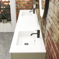 Råt og moderne badeværelse i urban stil. Flotte vaskeskabe og runde spejle med sort kant