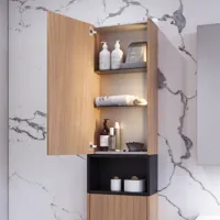 Badeværelse inspiration med vaskeskabe samt overskabe i lys eg med lameller, elegant dobbelt håndvask, smukt spejlskab med lys, sildebensgulv i lys træ og hvid marmorvæg giver et klassisk, lyst og stilrent udtryk.