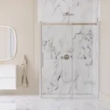 Stort badeværelse inspiration med stor luksuriøs brusekabine med skydedør, hvide badeværelsesmøbler, store moderne fliser og lange gardiner giver et klassisk og romantisk udtryk