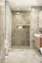 Badeværelse inspiration med bruseniche med skydedører, der giver et elegant og luksuriøst udtryk til dit badeværelse