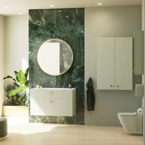 Stilfuldt og luksuriøst badeværelse med blide grønne nuancer, et stort elegant rundt spejl og et moderne, sofistikeret grønt toilet