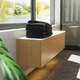 Minimalistisk og stilrent badeværelse inspiration med vaskeskab, underskabe og højskabe i gylden eg, stort rundt spejl med lysstyring, farvet toilet og bordstående håndvask