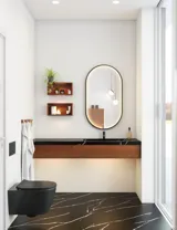 Moderne og stilfuld badeværelse inspiration med oval spejl med sort ramme og lysstyring, farvet toilet, vaskeskab, underskabe og skabe i rødbrun eg, Silestone vask og matchende gulv
