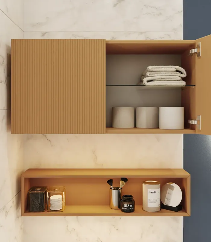 Lille stilfuldt badeværelse med mørkeblå vægge, bløde gule badeværelsesmøbler med riller, og elegant rundt spejl med lampe