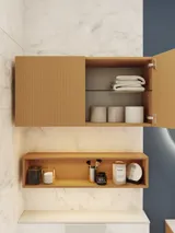 Lille stilfuldt badeværelse med mørkeblå vægge, bløde gule badeværelsesmøbler med riller, og elegant rundt spejl med lampe
