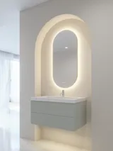 Stilfuld og moderne badeværelse inspiration med ovale spejle med lysstyring, stenvaske og vaskeskabe med fine og elegante riller i et minimalistisk design, badeværelset har en lys og luftig atmosfære med elegant belysning og raffinerede detaljer