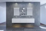 Stort og moderne minimalistisk badeværelse inspiration med dobbeltvask, firkantede spejle med lysstyring, stilfulde pendler, store grå fliser, og et rummeligt design med masser af naturligt lys