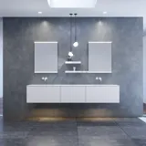 Stort og moderne minimalistisk badeværelse inspiration med dobbeltvask, firkantede spejle med lysstyring, stilfulde pendler, store grå fliser, og et rummeligt design med masser af naturligt lys
