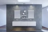 Stort og moderne minimalistisk badeværelse inspiration med dobbeltvask, firkantede spejle med lysstyring, stilfulde pendler, store grå fliser, og et rummeligt design med masser af naturligt lys