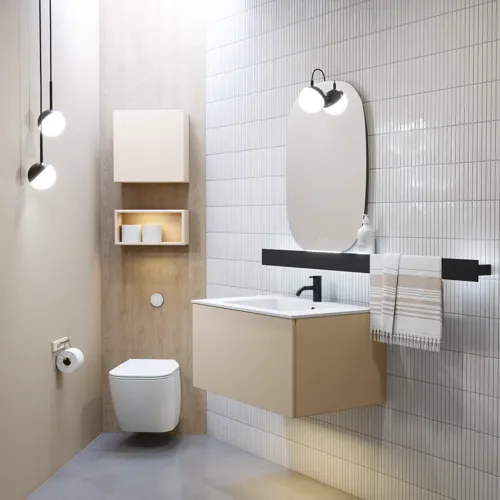 Stilfuld badeværelse inspiration med beige vaskeskab med inderskuffe, overskab, åben reol, oval spejl med belysning, matchende pendler, hylde under spejlet, og væghængt toilet. Vægge med lyse, aflange fliser