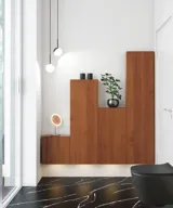 Moderne og stilfuld badeværelse inspiration med oval spejl med sort ramme og lysstyring, farvet toilet, vaskeskab, underskabe og skabe i rødbrun eg, Silestone vask og matchende gulv