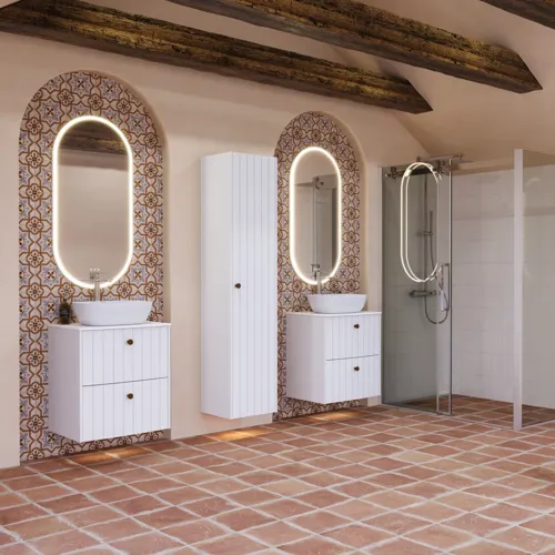 Stort badeværelse inspiration med hvide møbler med riller, elegante bordplader og bordstående håndvaske, ovale spejle med lys, synlige bjælker og fliser med mønster giver et vintage og stilfuldt udtryk