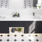 Stort badeværelse inspiration med badeværelsesmøbler i eg noir med elegante lameller, stilfuld dobbelt håndvask, firkantede spejle, hvide fliser med geometrisk mønster giver et lyst, symmetrisk og klassisk udtryk.