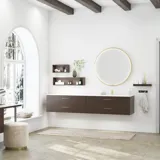 Nordisk stil badeværelse inspiration med vaskeskab og underskabe i røget eg, makeupplads, sidestillet håndvask, rundt messing spejl med ramme og synlige charmerende træbjælker