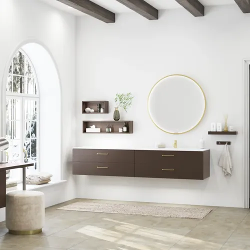 Nordisk stil badeværelse inspiration med vaskeskab og underskabe i røget eg, makeupplads, sidestillet håndvask, rundt messing spejl med ramme og synlige charmerende træbjælker