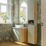 Badeværelse inspiration med grønne møbler i specialfarve med sider i natur eg, elegante riller, stilfuld bordplade med romantisk oval håndvask, smukt ovalt spejl og blomstret tapet giver et yndefuldt, vintage retro udtryk.