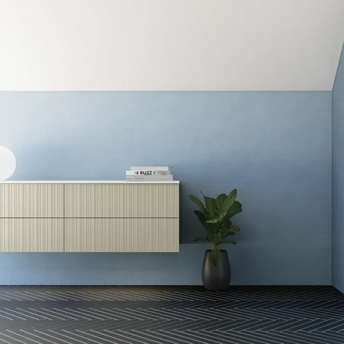 Badeværelse med skrå loft inspiration, beige badeværelsesmøbler med rifler, elegant bordplade samt firkantet bordstående håndvask, smukt firkantet spejl med stilfulde hylder, blå vægge, store vinduer og sort sildebensgulv giver et lyst og urban udtryk.