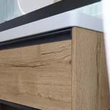 Badeværelse inspiration med aflange blå fliser, badeværelsesmøbler i natur eg med sorte detaljer, som skaber et harmonisk og sofistikeret udtryk