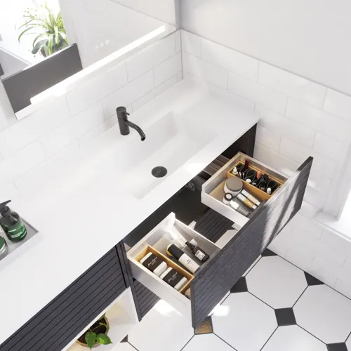 Stort badeværelse inspiration med badeværelsesmøbler i eg noir med elegante lameller, stilfuld dobbelt håndvask, firkantede spejle, hvide fliser med geometrisk mønster giver et lyst, symmetrisk og klassisk udtryk.
