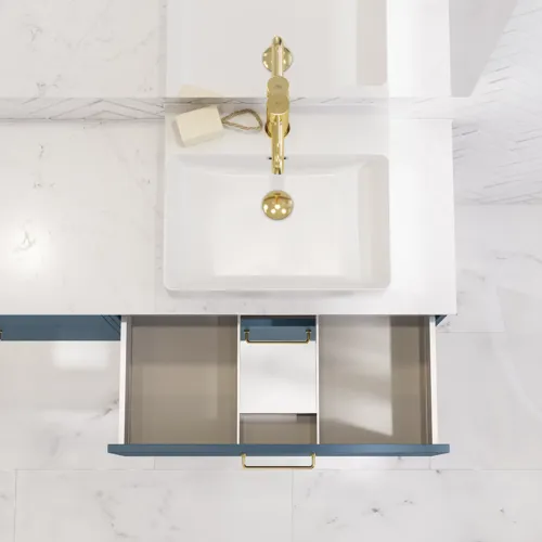 Badeværelse inspiration med badeværelsesmøbler i moderne blå farve, elegant bordstående vask og stort firkantet spejl med lys, hvide sildebensfliser giver et stilfuldt og klassisk udtryk