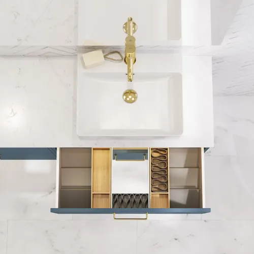 Badeværelse inspiration med badeværelsesmøbler i moderne blå farve, elegant bordstående vask og stort firkantet spejl med lys, hvide sildebensfliser giver et stilfuldt og klassisk udtryk