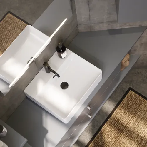 Badeværelse inspiration med skrå vægge inspiration, gråt vaskeskab og overskab, specialmål bordplader, moderne firkantet bordstående vask, firkantet spejl med lys, rå beton vægge og gulve giver et urban udtryk