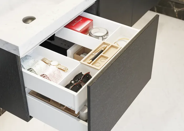 Elegant og moderne badeværelse inspiration med mørke marmorvægge, runde oplyste spejle med sort ramme, væghængt vaskeskab med dobbeltvask og en rummelig bruseniche