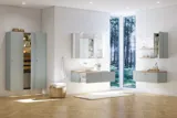 Stort badeværelse inspiration i nordisk stil med badeværelsesmøbler i lys blå farve og træbordplade med elegant bordstående håndvask, sildebensgulv i træ, der skaber en lys og klassisk stil