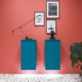 Stort badeværelse inspiration med badeværelsesmøbler i blå specialfarve med rifler, tynd elegant håndvask samt smukke runde spejle, røde vægge samt terrazzogulv skaber en stor kontrast til møblerne, og giver et stilet og urban udtryk.