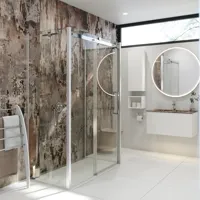 Badeværelse inspiration med luksuriøs brusekabine med skydedør, hvide badeværelsesmøbler samt væg i råt look, der giver badeværelset et rå og urban udtryk