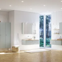 Stort badeværelse inspiration i nordisk stil med badeværelsesmøbler i lys blå farve og træbordplade med elegant bordstående håndvask, sildebensgulv i træ, der skaber en lys og klassisk stil